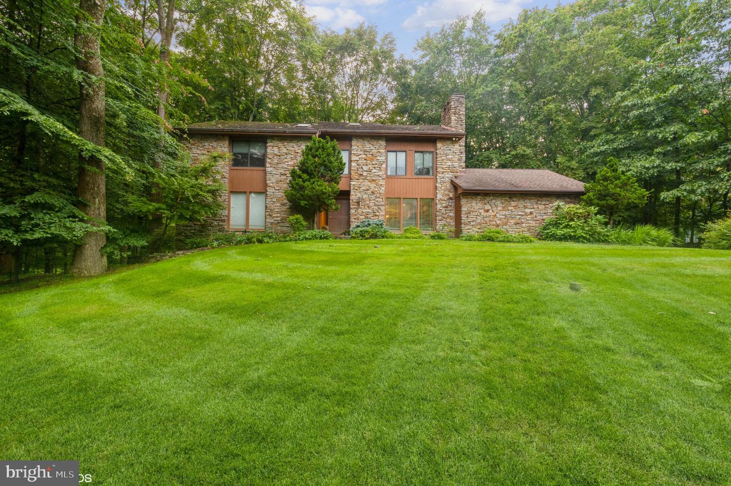 8 JENNY LN Property Photo 1
