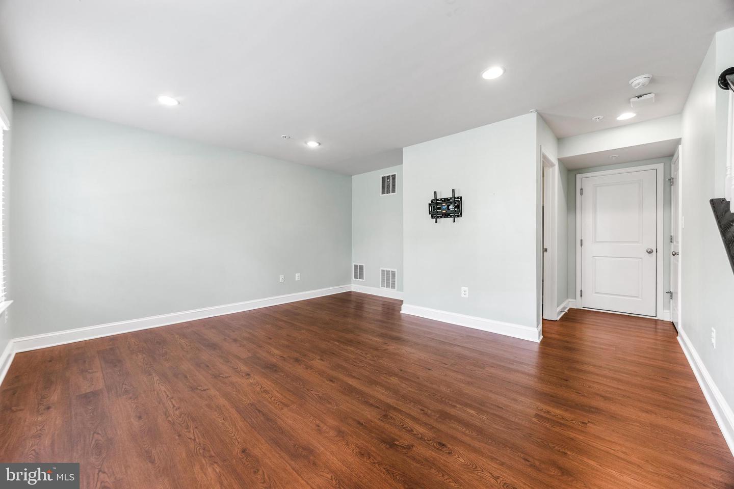9236 Garrettson Cir Property Photo 5