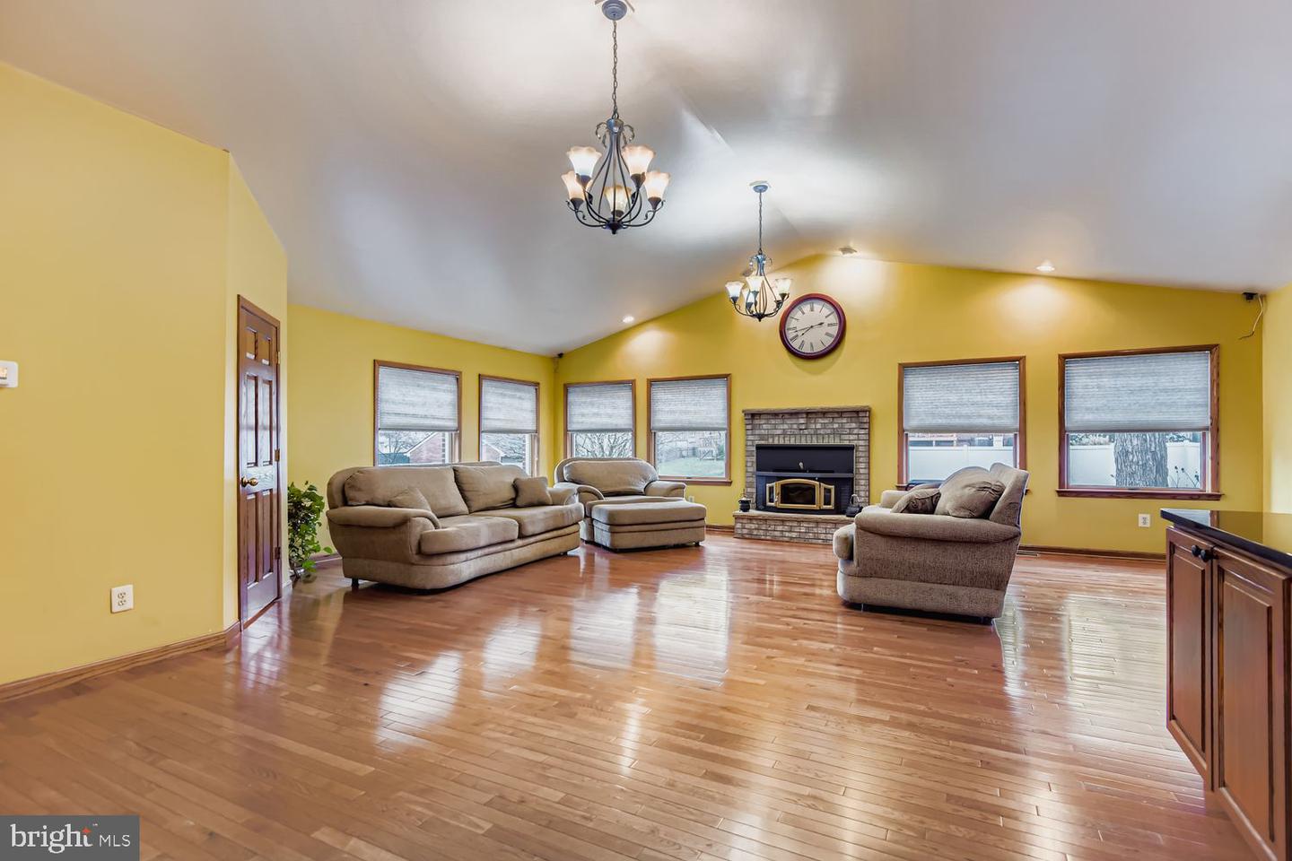 7406 Poplar Ave Property Photo 5