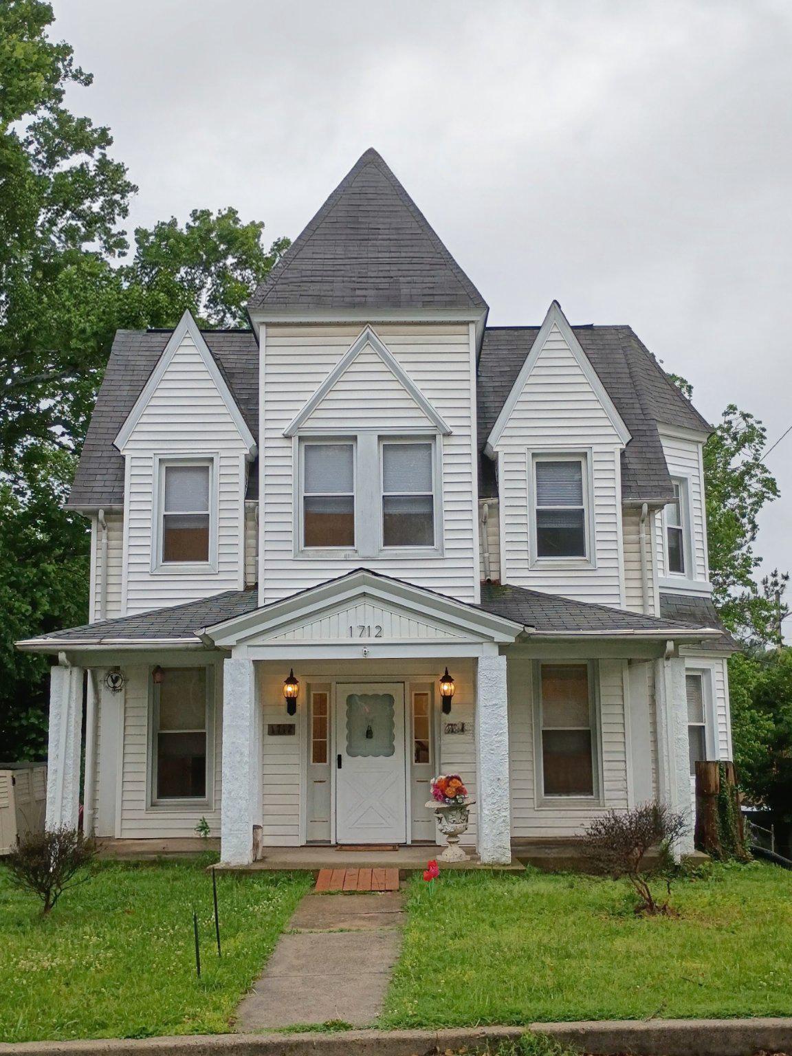 1712 Selma Ave Property Photo 1
