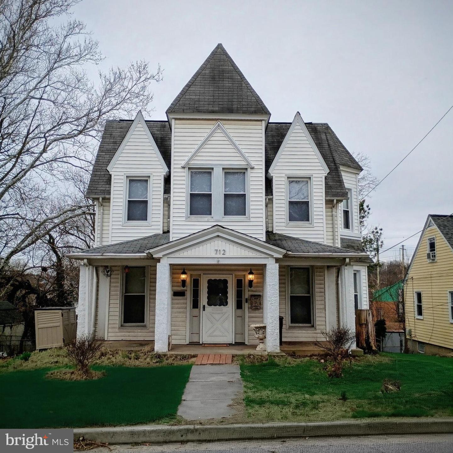 1712 Selma Ave Property Photo 2