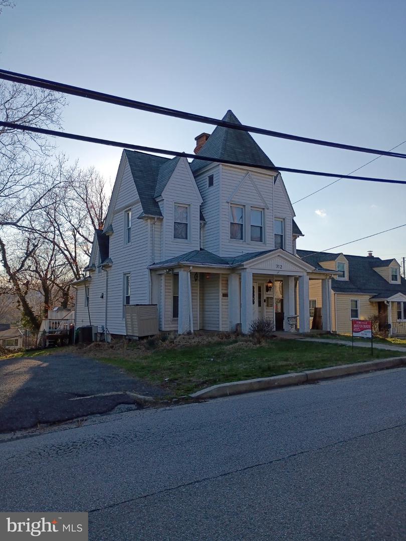 1712 Selma Ave Property Photo 3