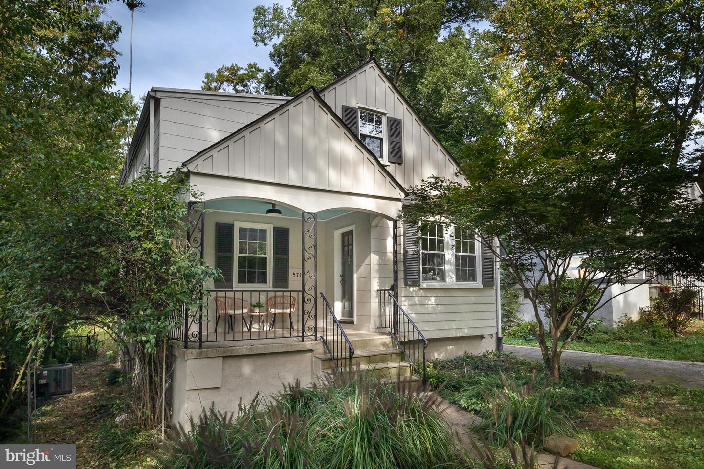 571 Woodbine Ave Property Photo 1