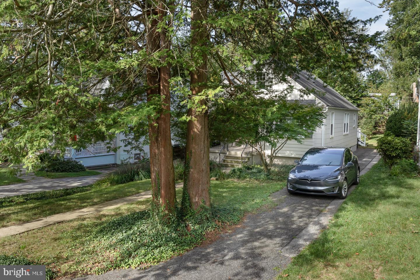 571 Woodbine Ave Property Photo 2