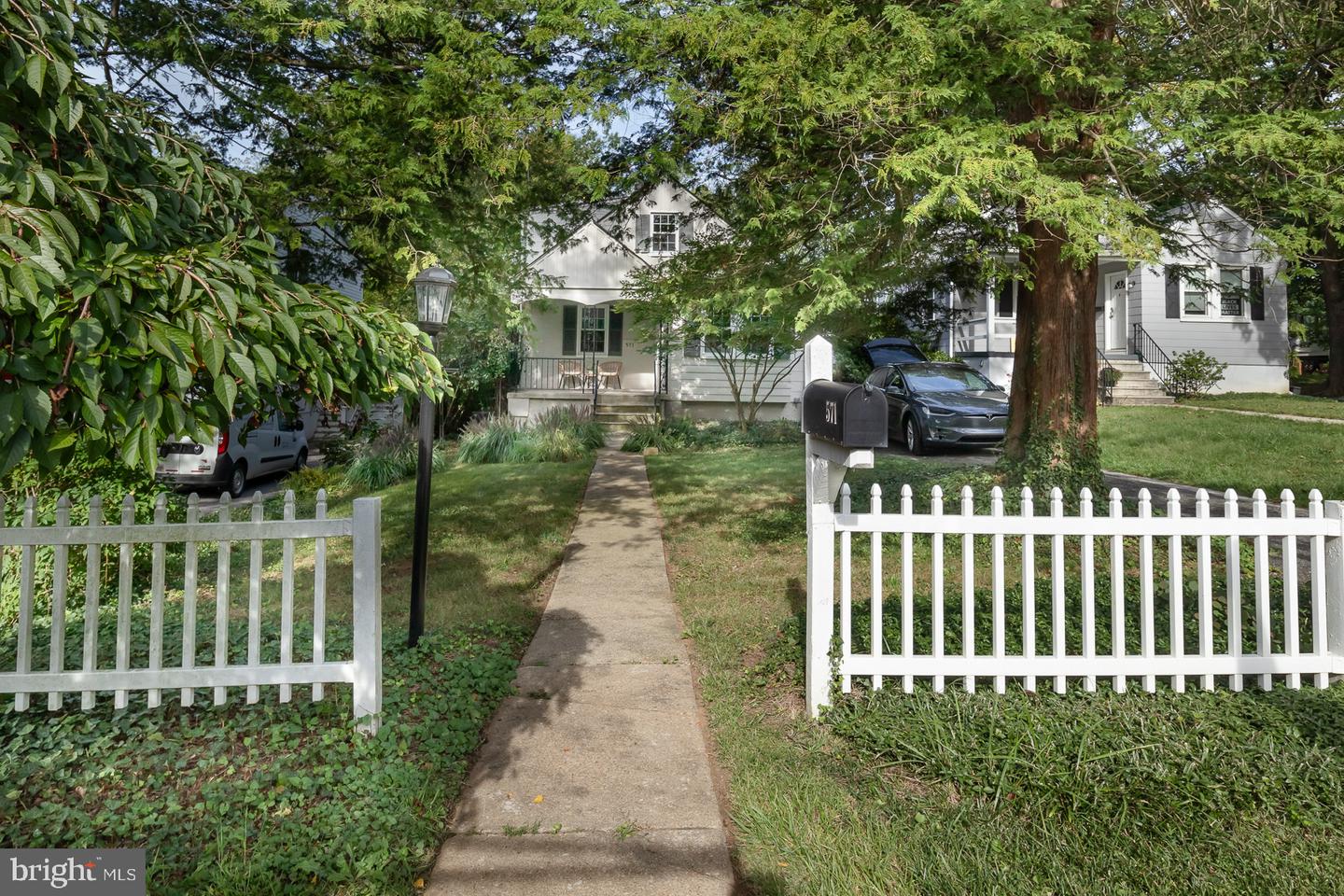 571 Woodbine Ave Property Photo 3