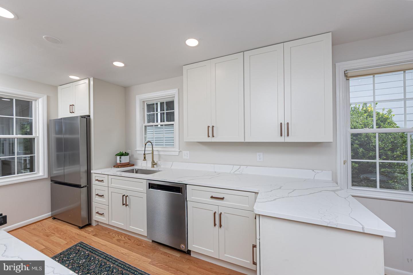 571 Woodbine Ave Property Photo 4