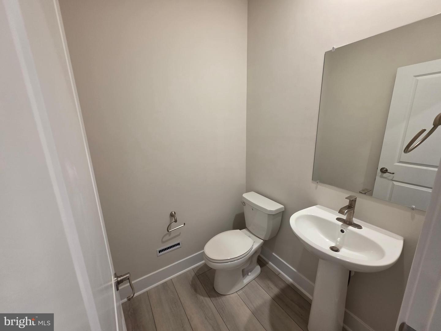 6604 Queensbury St Property Photo 15