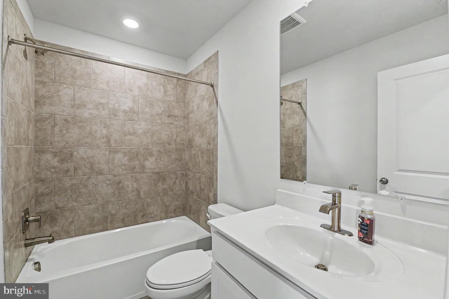 238 Waterstone Rd Property Photo 9