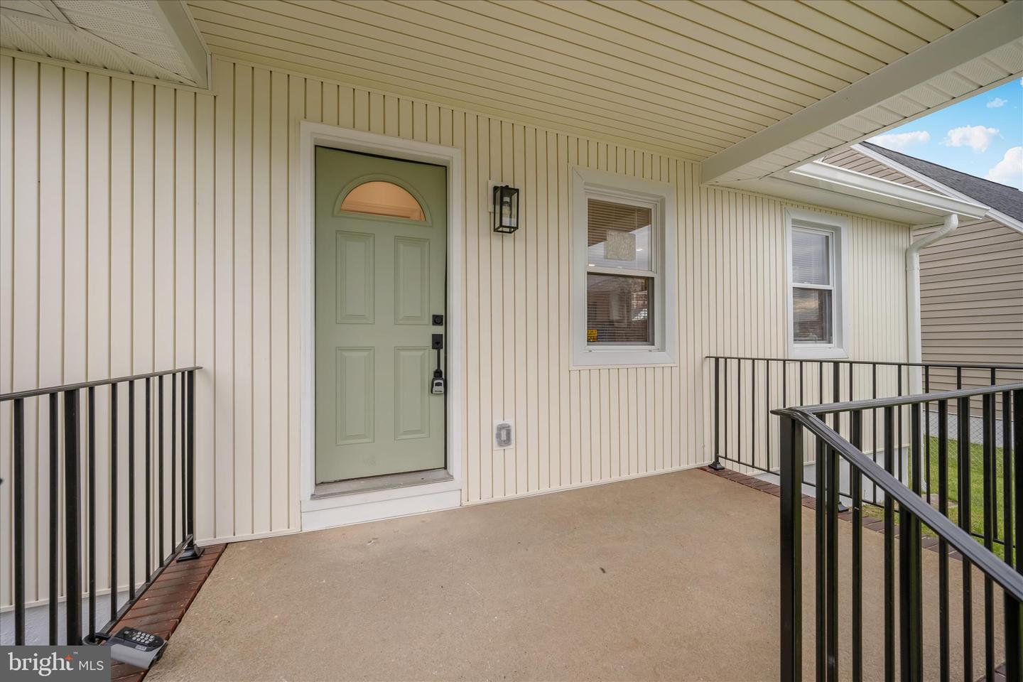 1925 Queensway Property Photo 2
