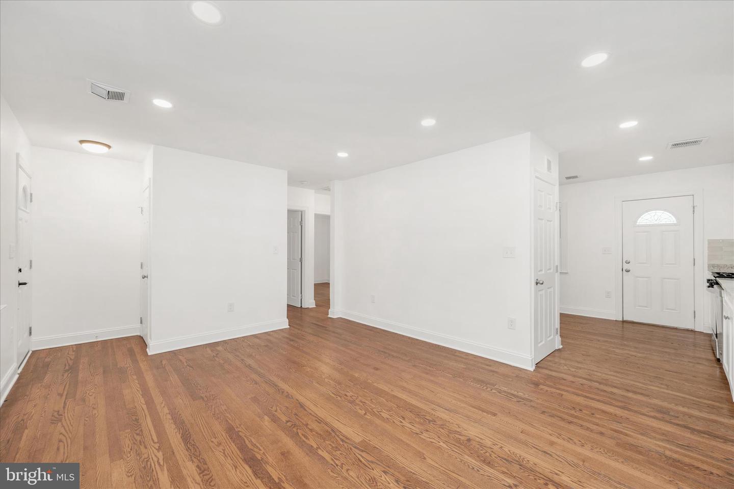 1925 Queensway Property Photo 5
