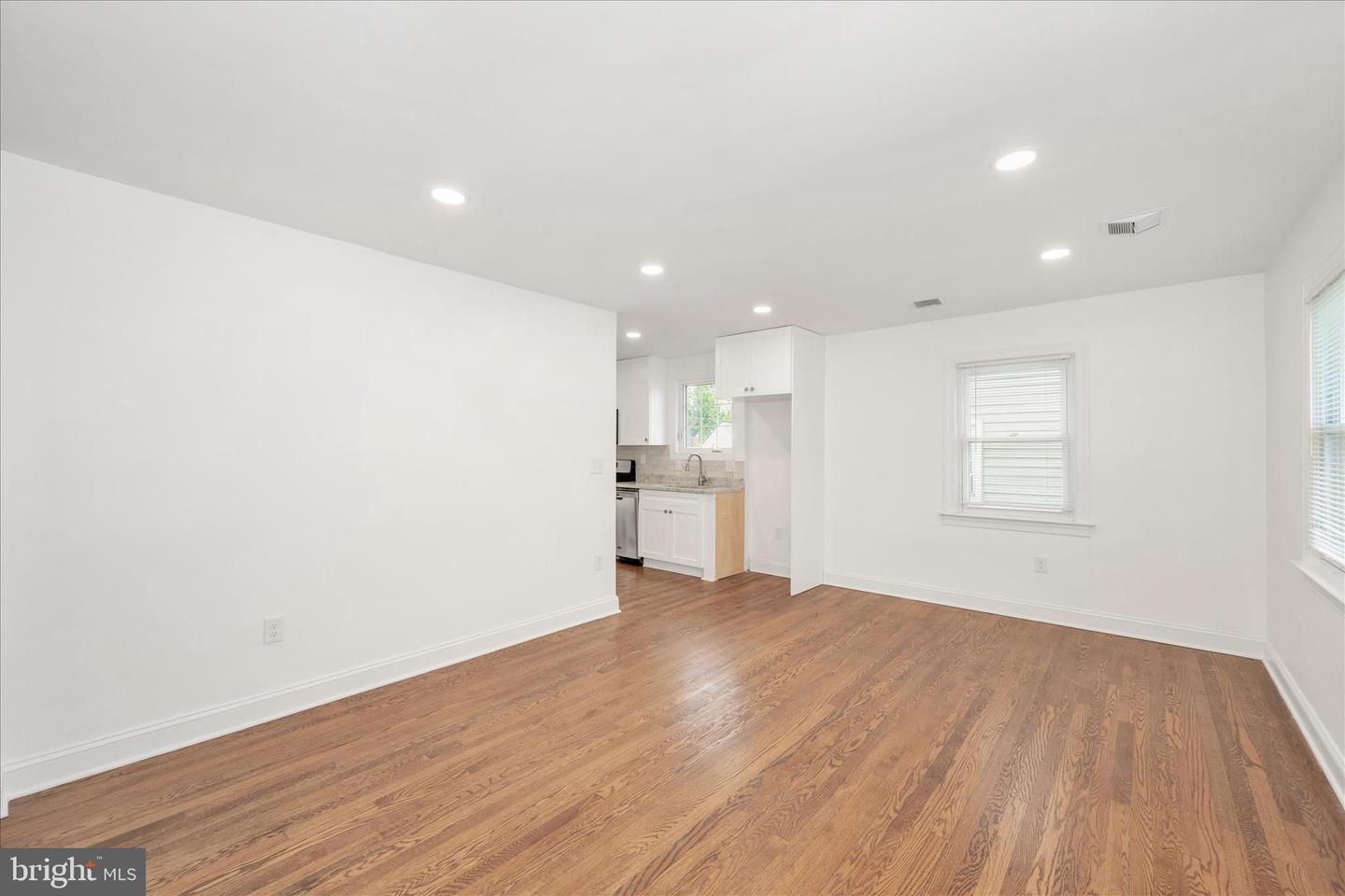 1925 Queensway Property Photo 6