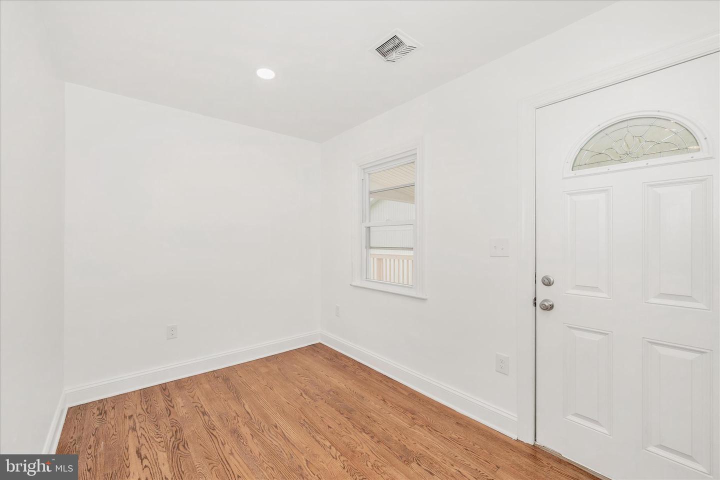 1925 Queensway Property Photo 13