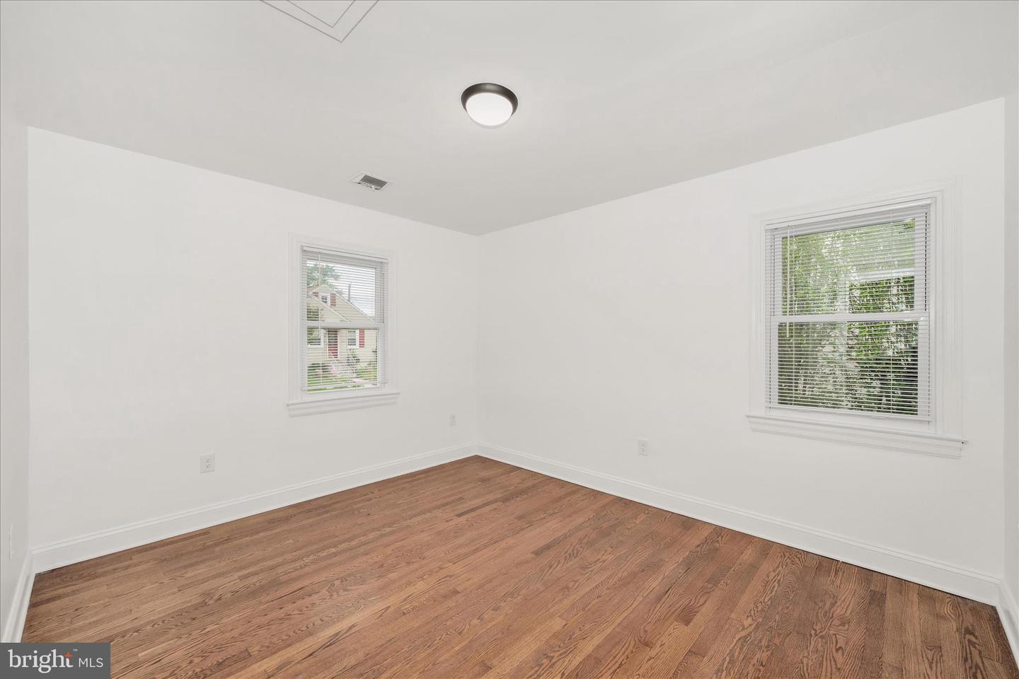1925 Queensway Property Photo 15