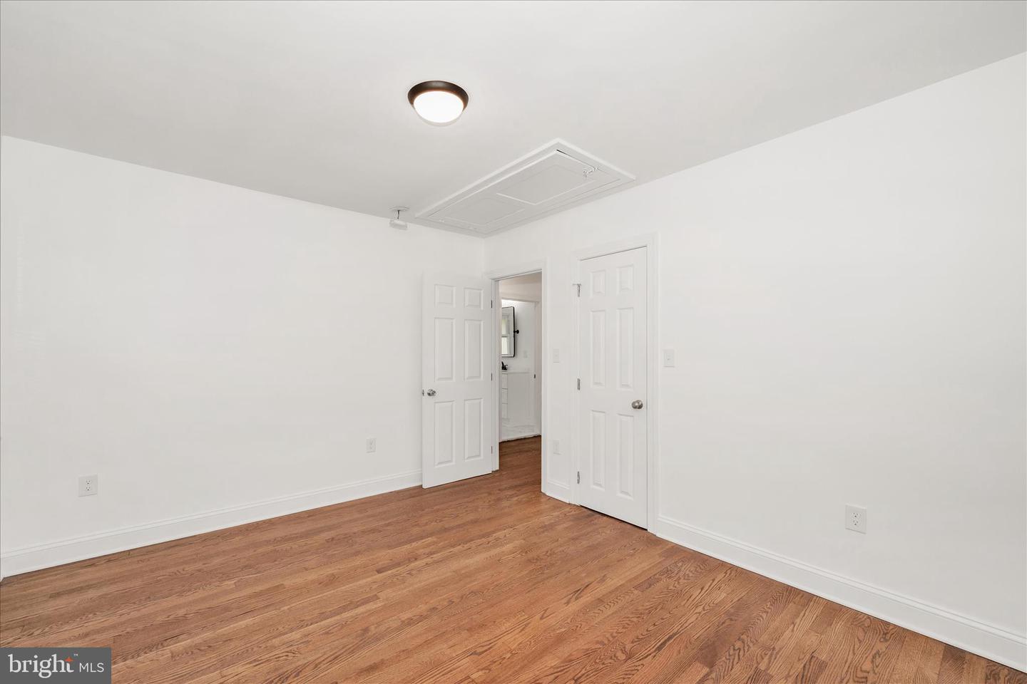1925 Queensway Property Photo 16