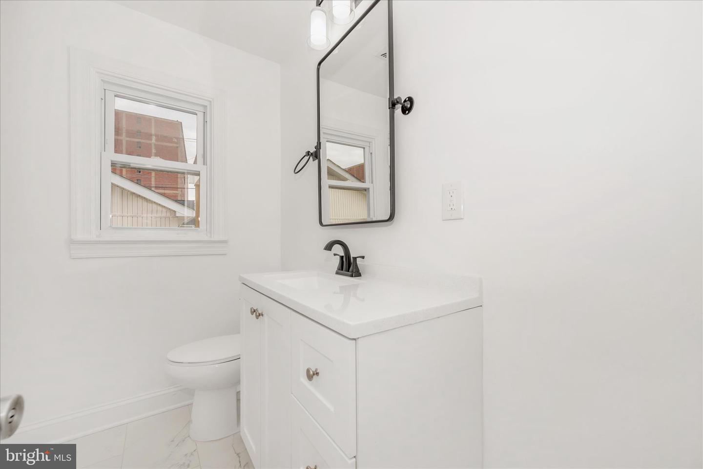 1925 Queensway Property Photo 20