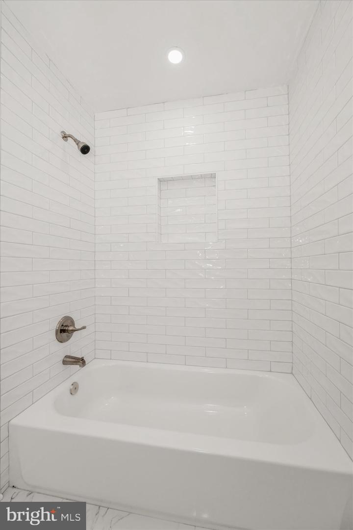 1925 Queensway Property Photo 21