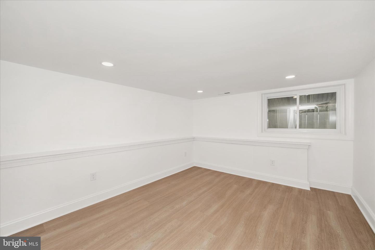 1925 Queensway Property Photo 27