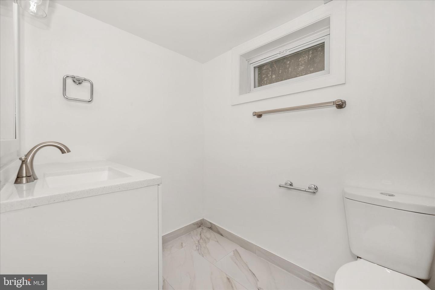 1925 Queensway Property Photo 29