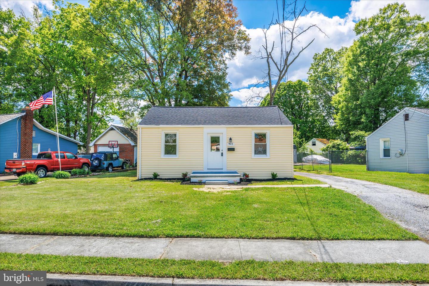 945 Renfrew Property Photo 2