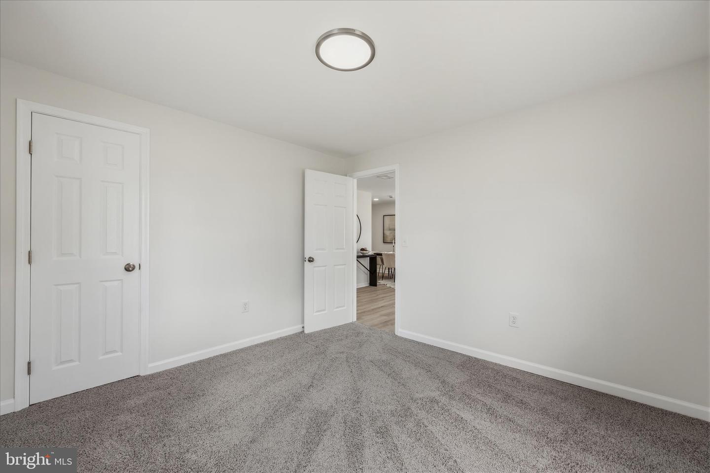 945 Renfrew Property Photo 24