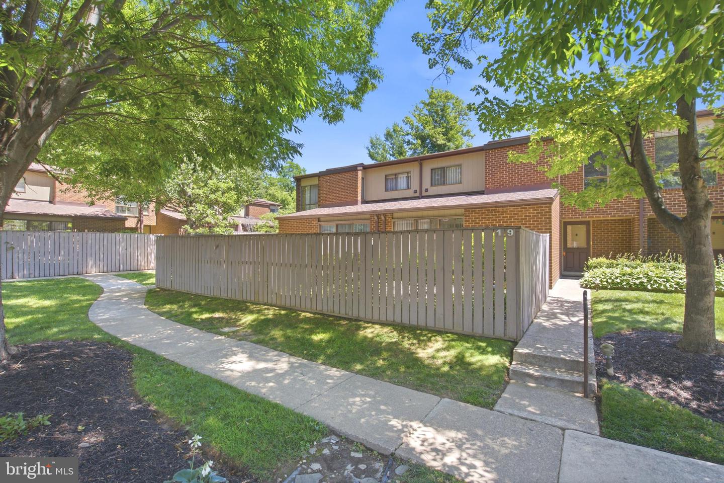 19 SADDLE CT #B