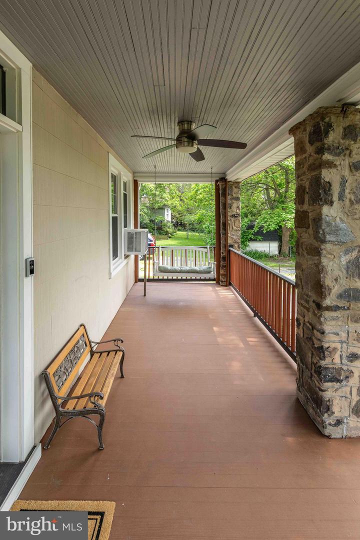 1823 Mayfield Ave Property Photo 12