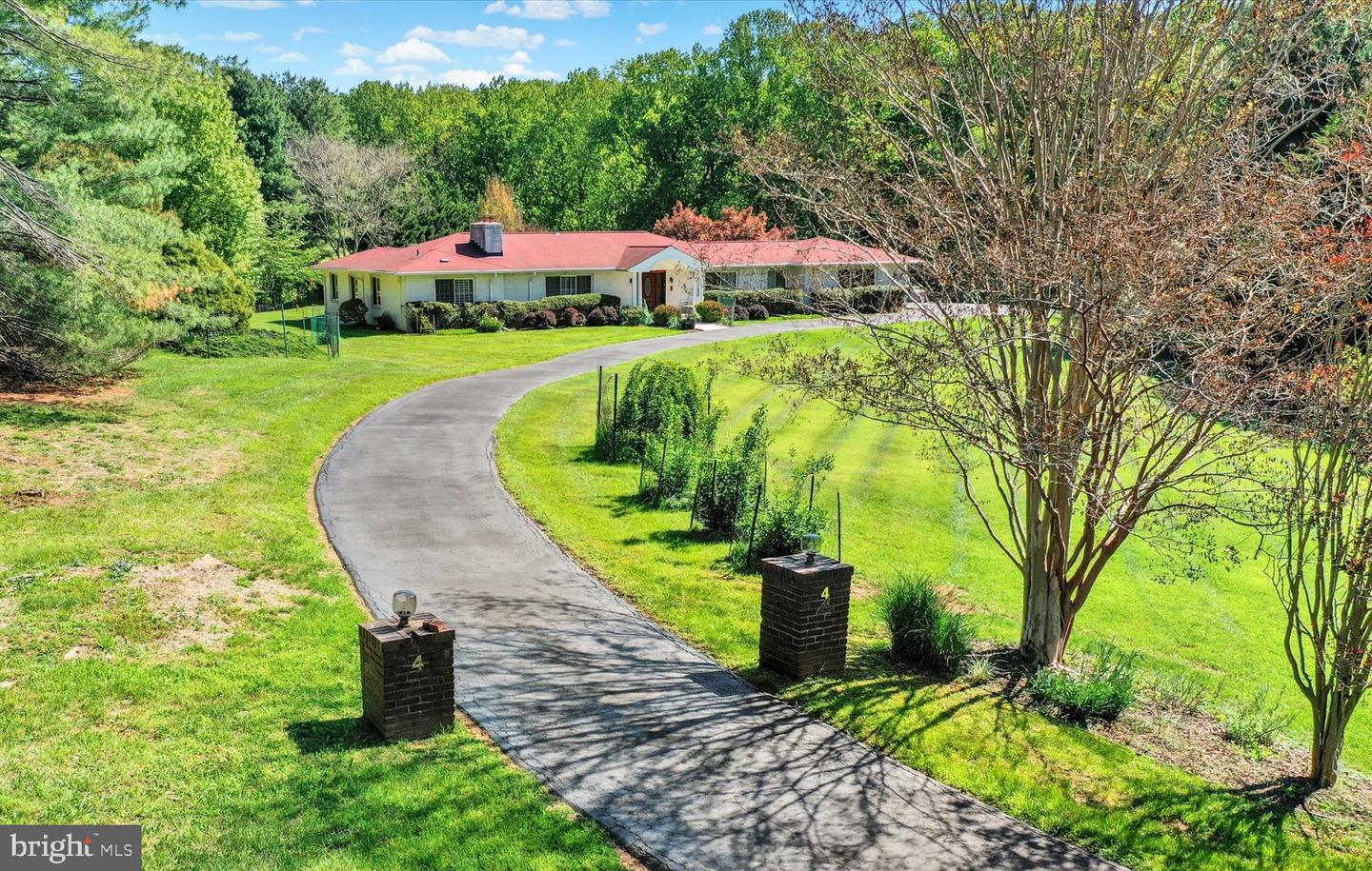 4 Jonathans Ct Property Photo 3