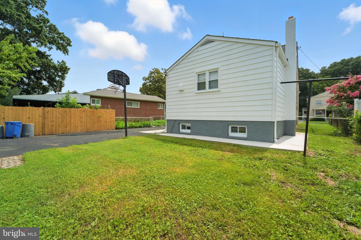 1608 Howard Property Photo 29