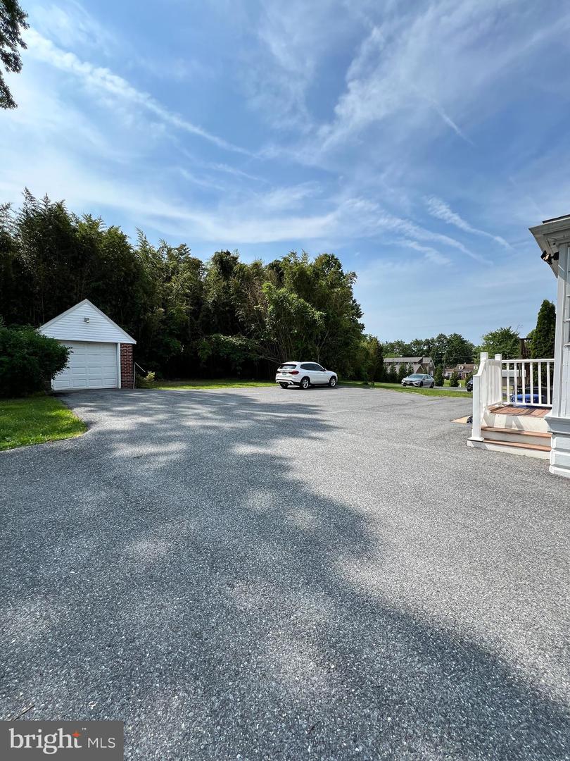 9409 Belair Rd Property Photo 4
