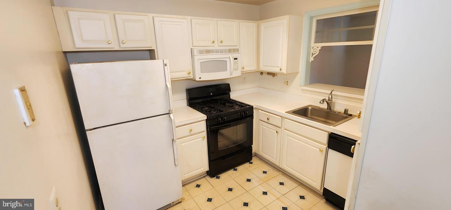 8907 Stone Creek Pl #201 Property Photo 4