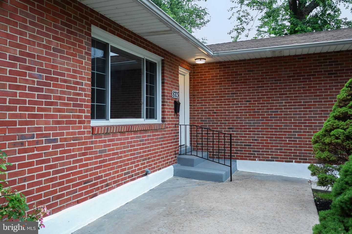 8703 Edgefield Rd Property Photo 3