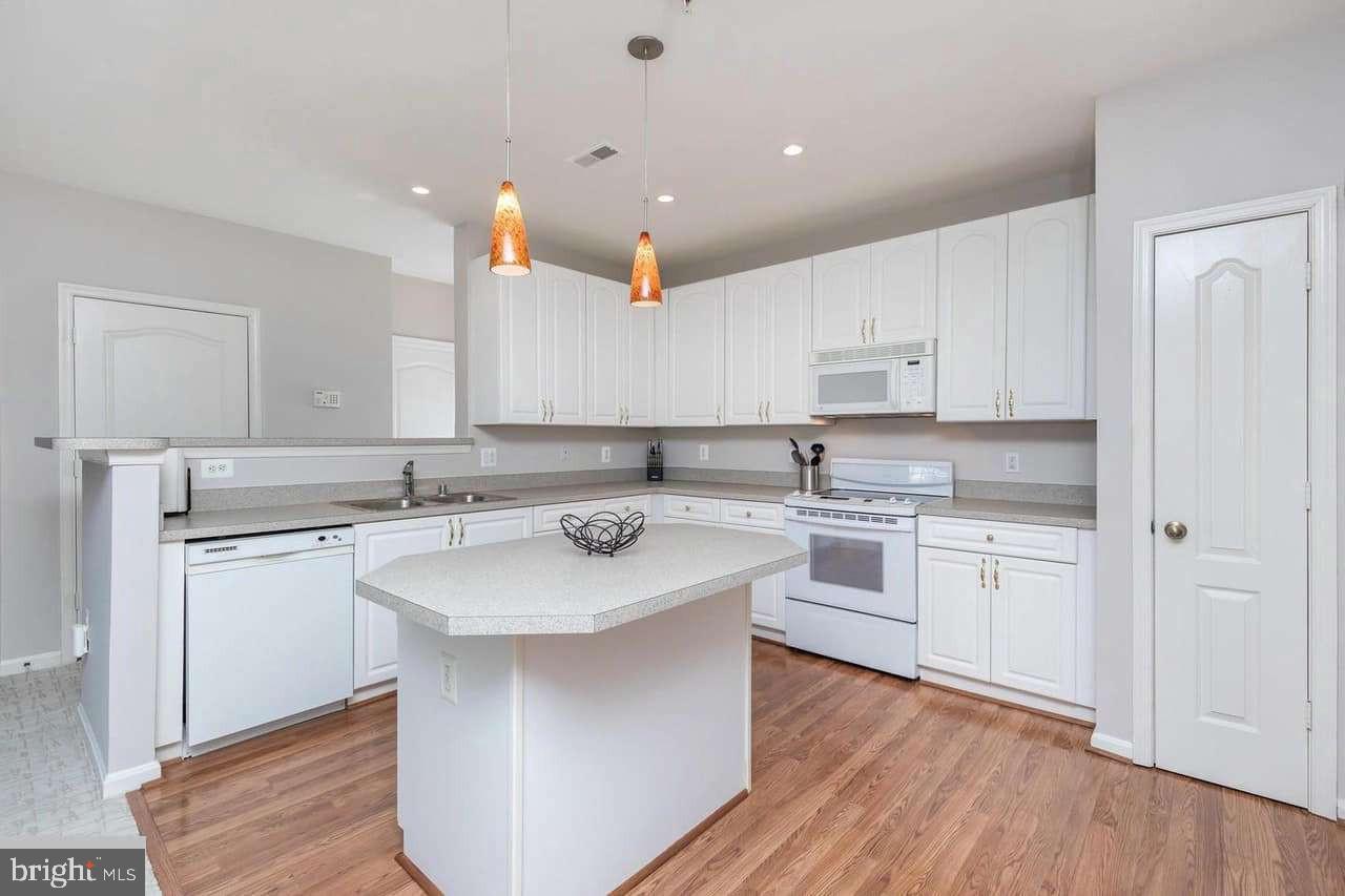 400 Symphony Cir #209i Property Photo 2