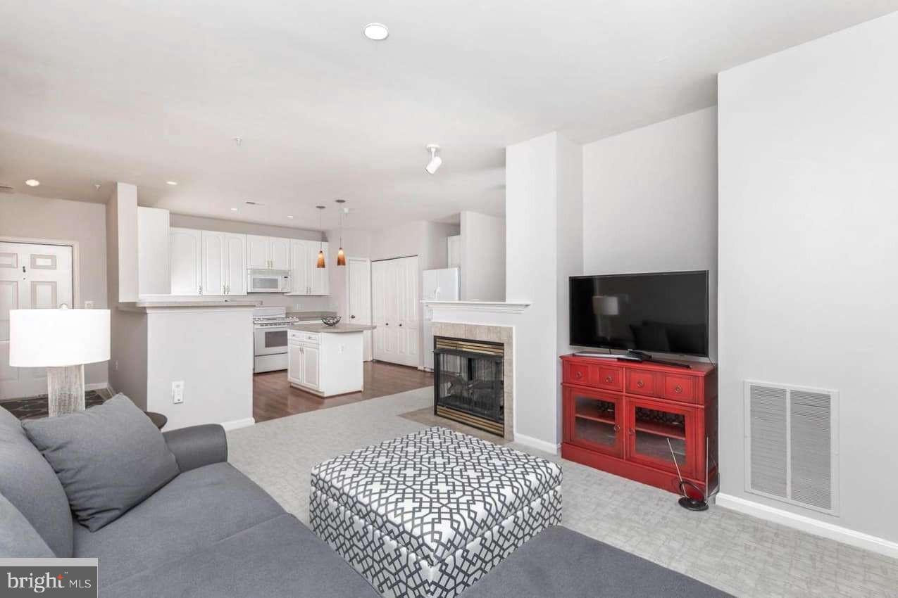 400 Symphony Cir #209i Property Photo 3