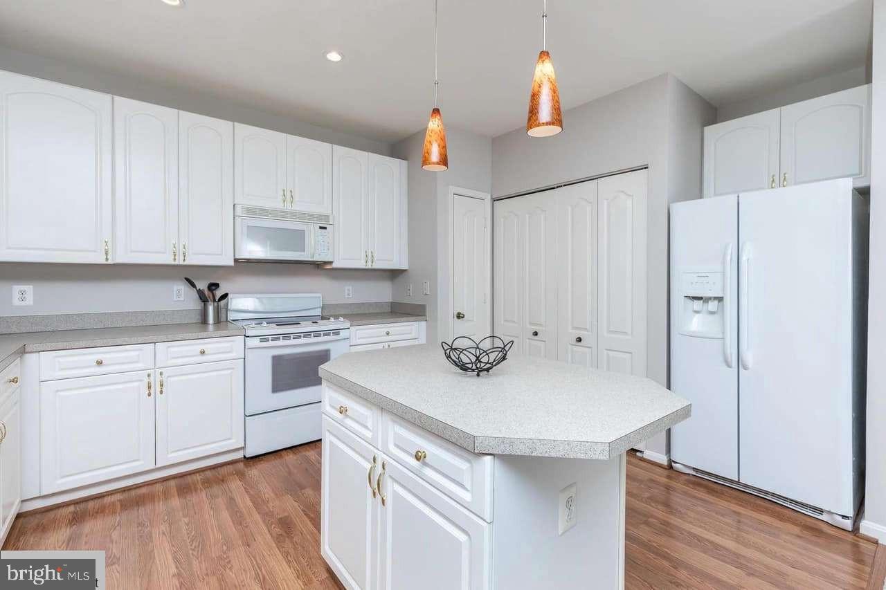 400 Symphony Cir #209i Property Photo 5