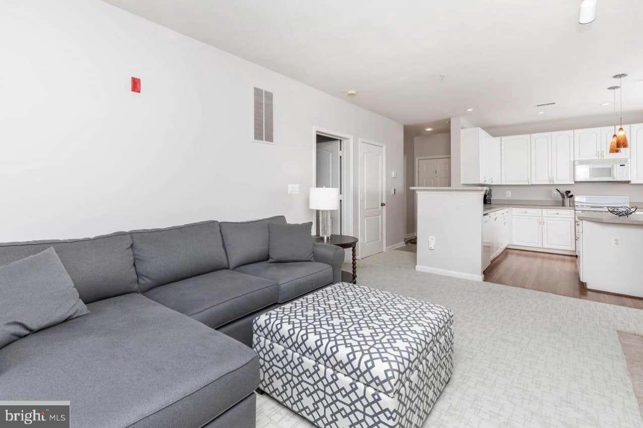 400 Symphony Cir #209i Property Photo 9