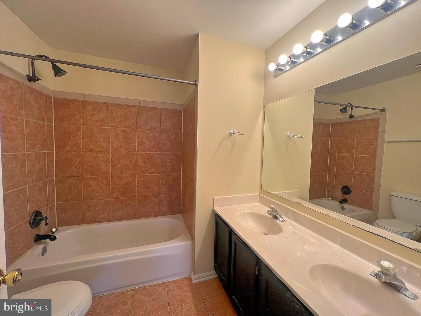 4100 Hunters Hill Cir #4100 Property Photo 17