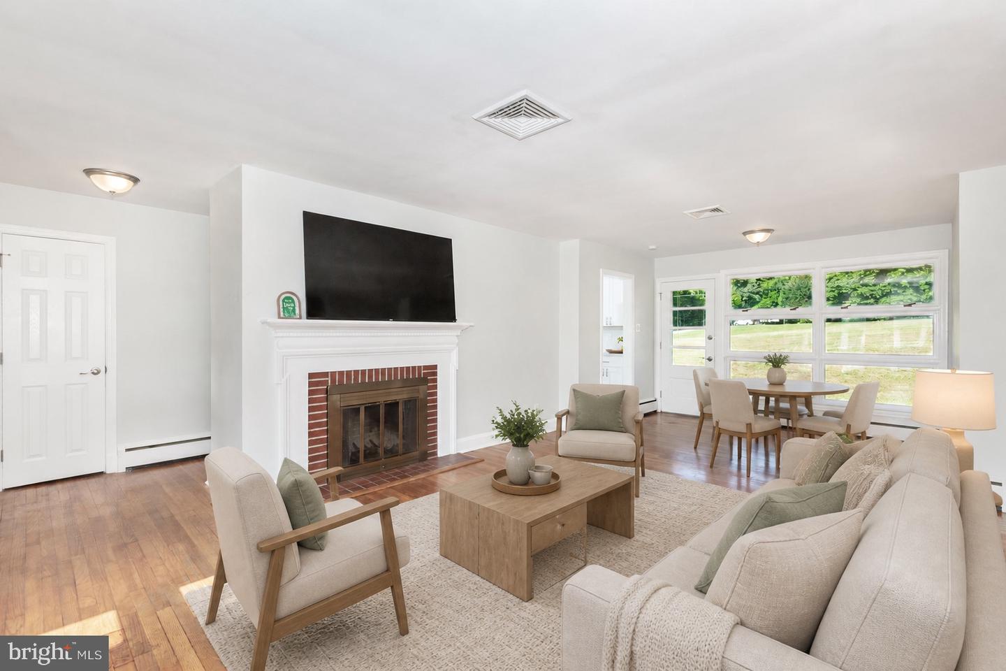 15022 Hanover Pike Property Photo 4