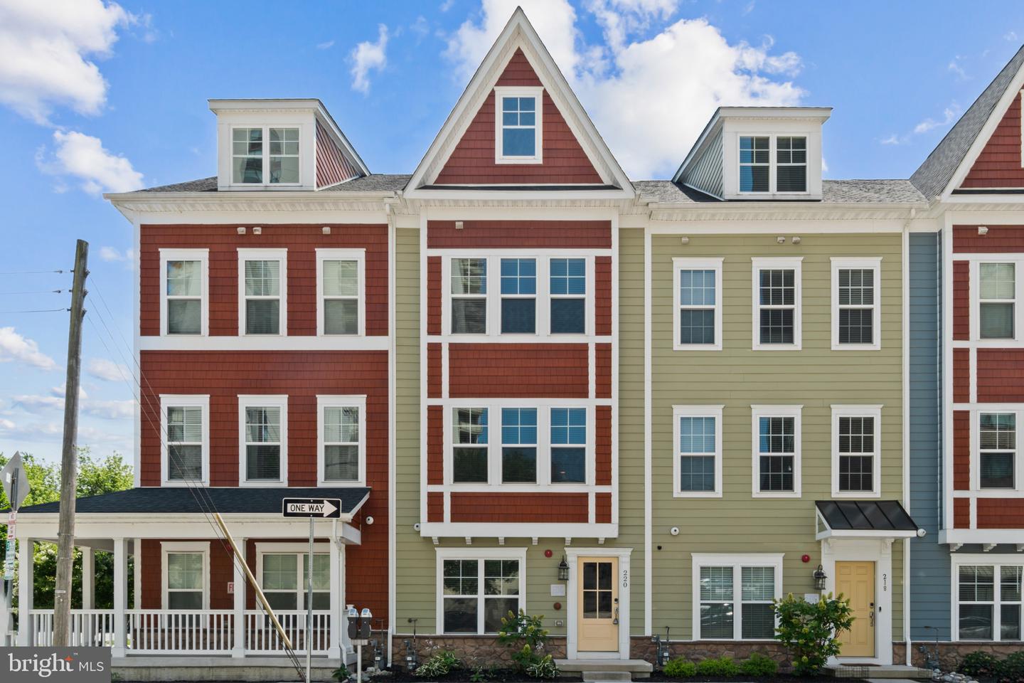 220 E PENNSYLVANIA AVE