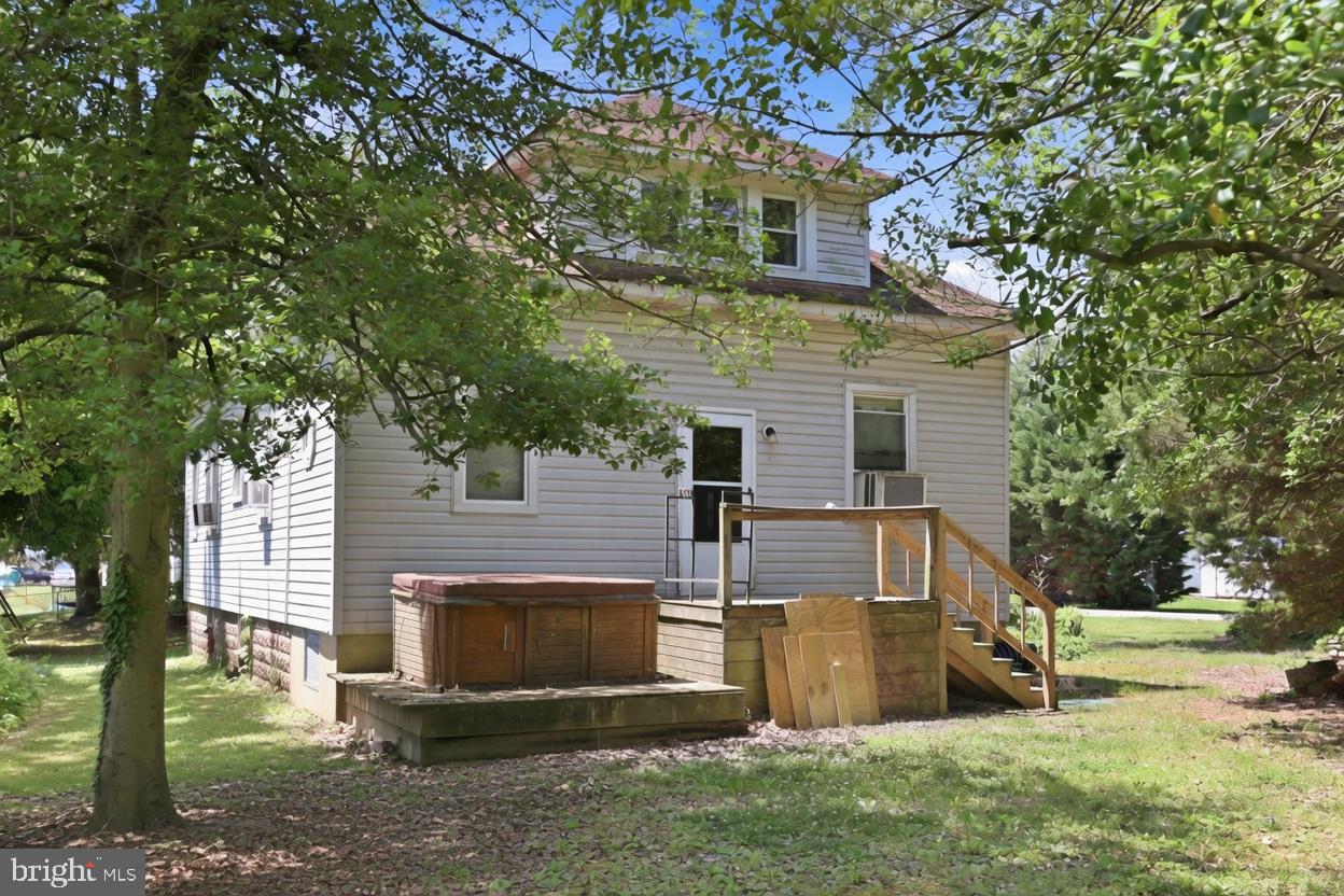 8001 DOGWOOD RD Property Photo 1