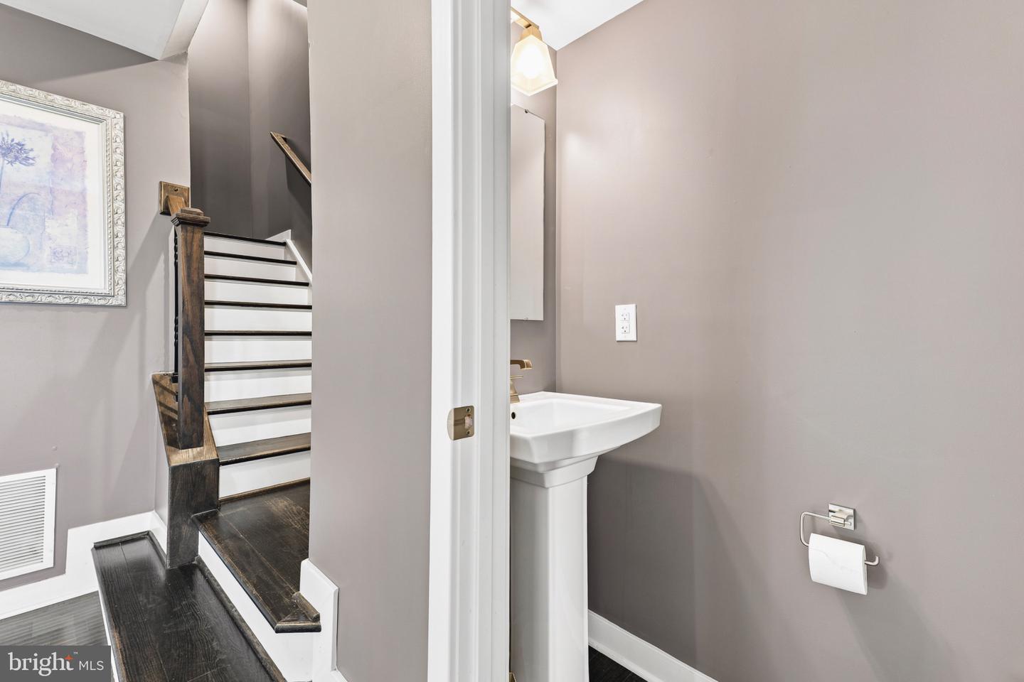 6300 Osterley St Property Photo 6