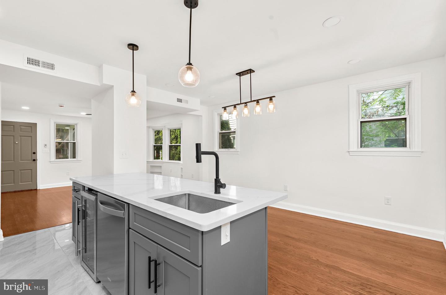 208 BURKE AVE