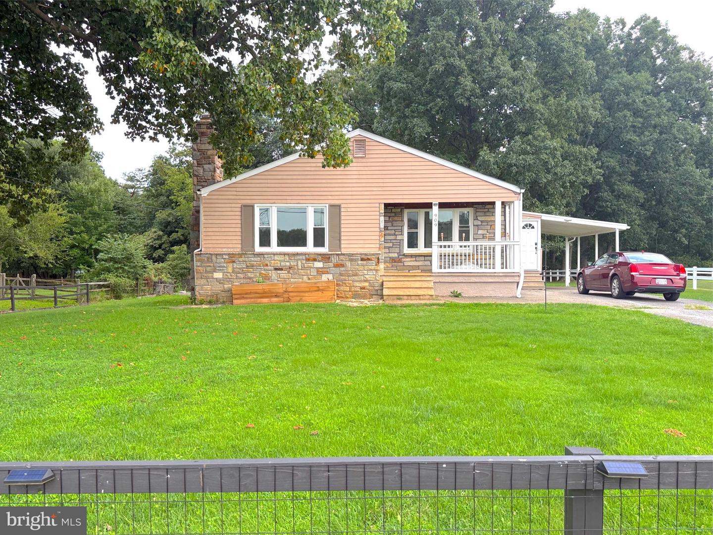 909 Chromine Rd Property Photo 2