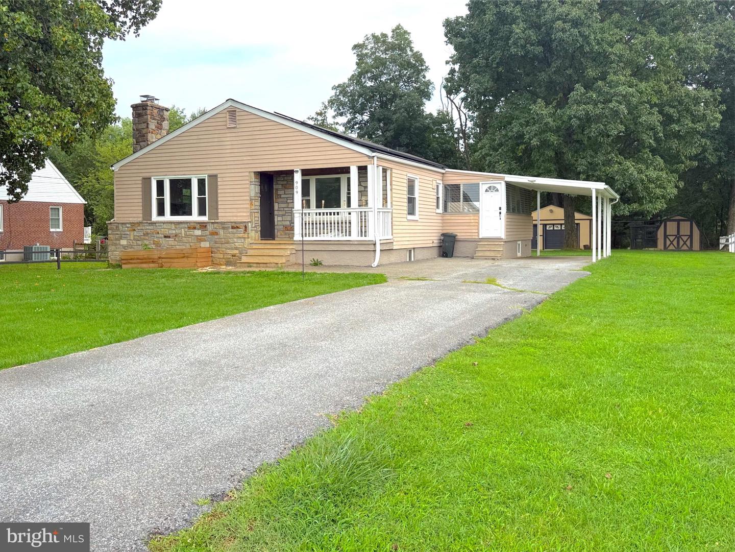 909 Chromine Rd Property Photo 3