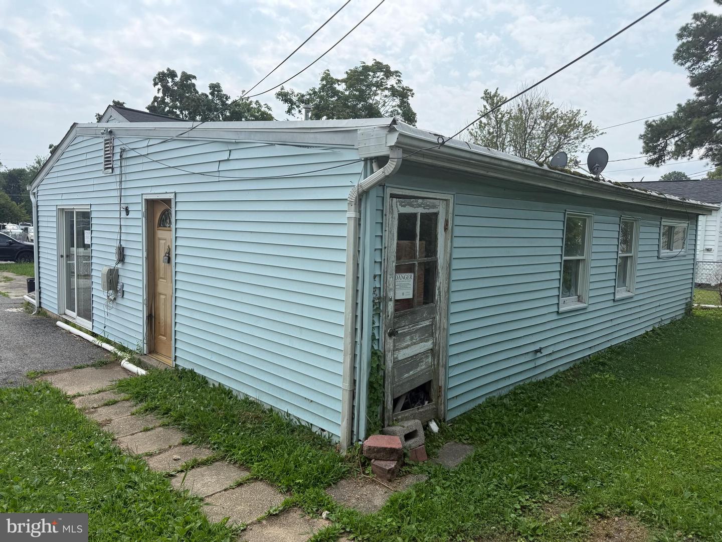 1225 Fuselage Ave Property Photo 3