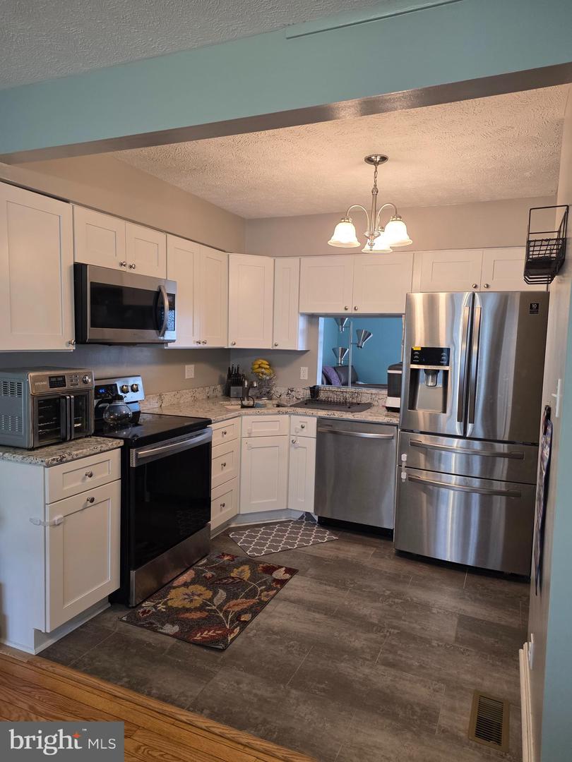 228 Oak Leaf Property Photo 12