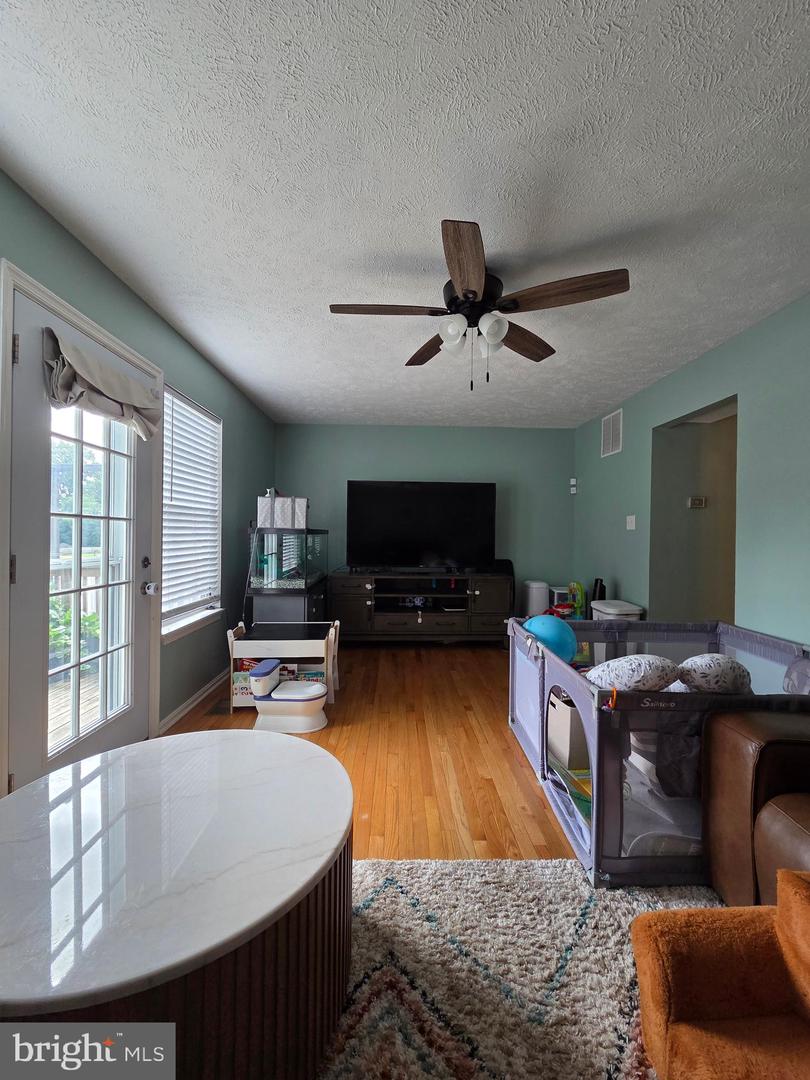 228 Oak Leaf Property Photo 17