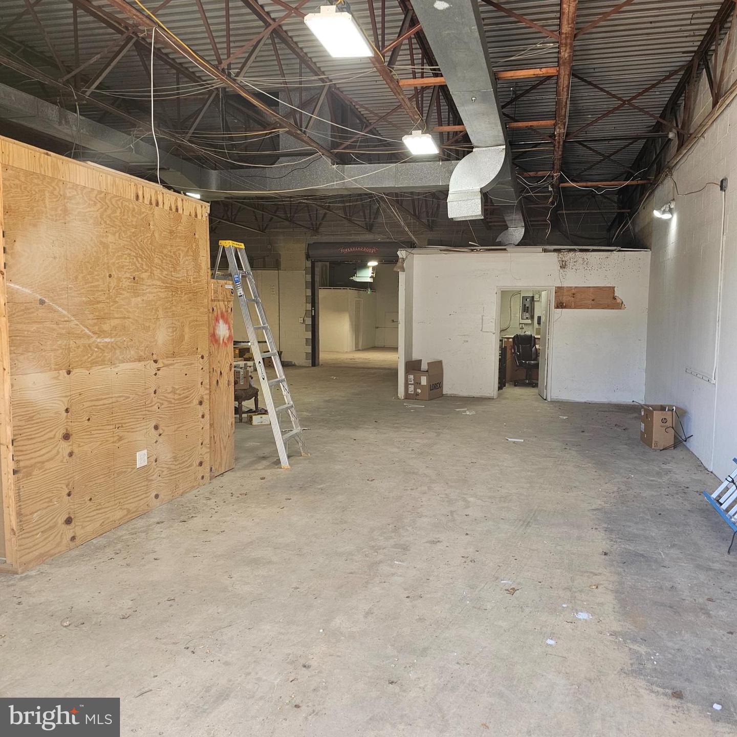 1031 Cromwell Bridge Rd Property Photo 4