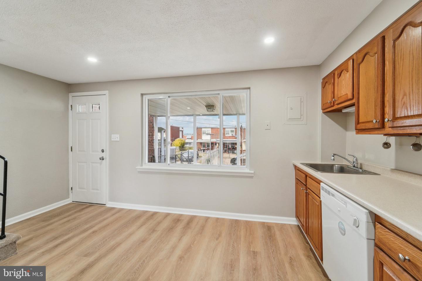 7926 Bank St Property Photo 11