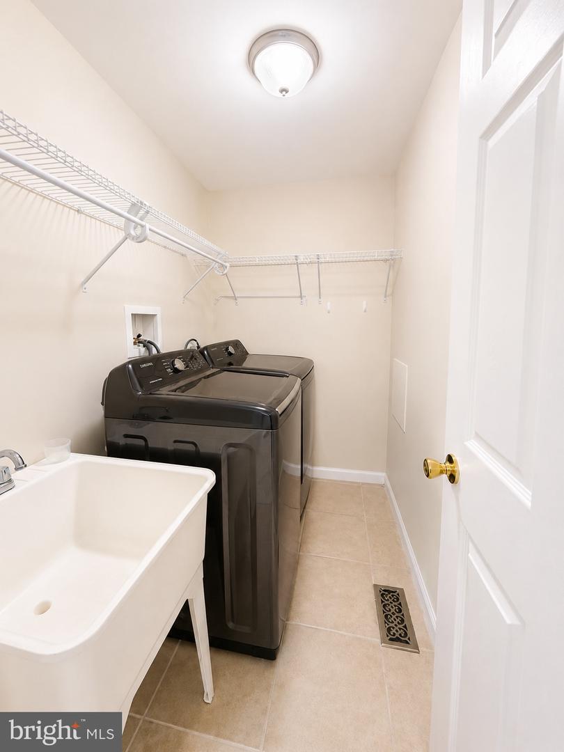 123 Winters Ln Property Photo 8