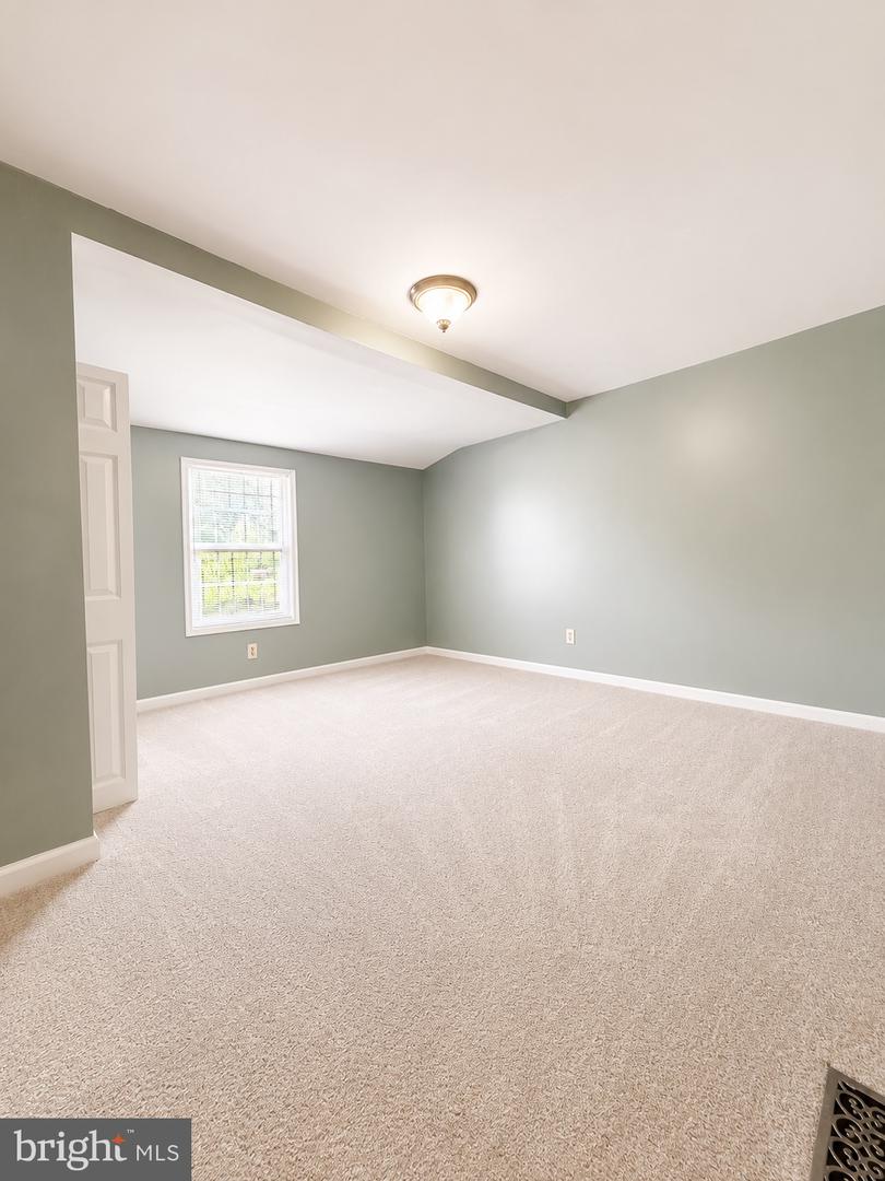 123 Winters Ln Property Photo 9
